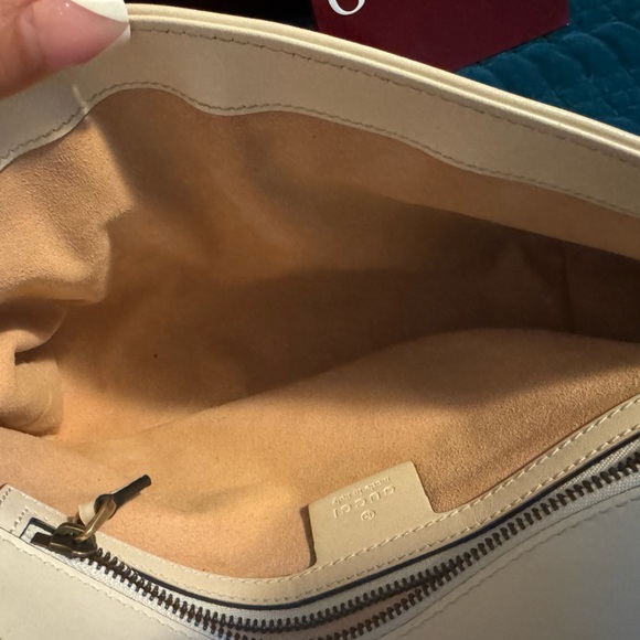 Beautiful Gucci, off-white bag. Worn a handful of times. - Picture 3 of 4
